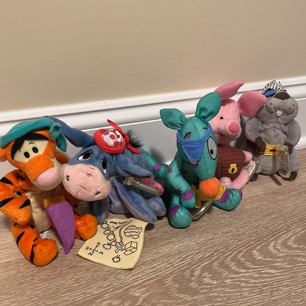 Winnie the Pooh stuffed animal collection - Picture 2 of 7